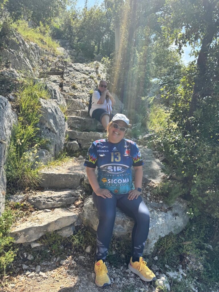 Questa è una bella foto, una sosta durante la mia "scalata" verso l'eremo di pale. è stata un impresa ardua per le mie deboli gambe... MA CI SONO RIUSCITA!!!