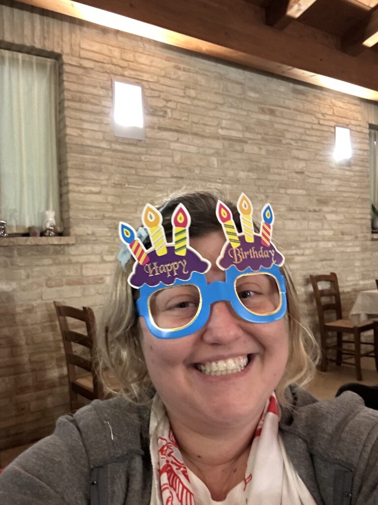 Al compleanno di un'amica, mi piace ridere e scherzare, è una cosa che mi rappresenta